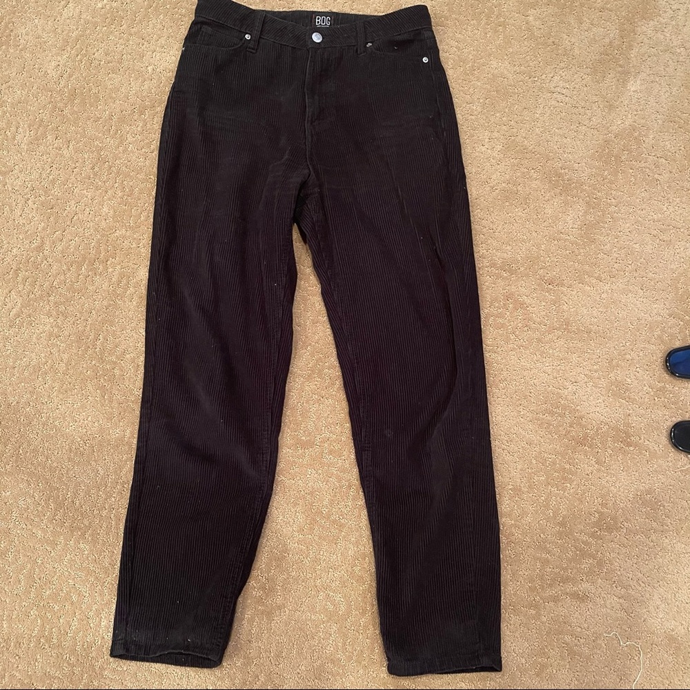 urban outfitters mom jeans. black corduroy. size 28